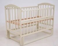 Дитяче ліжечко дерев'яна маятник з відкидним бортом "Чайка" вільха - колір Ваніль